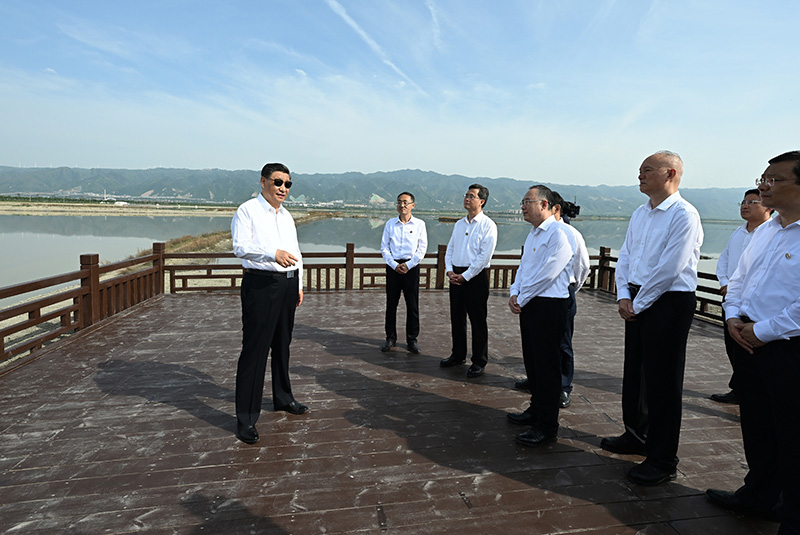 5月16日下昼，，，，，，中共中央总书记、国家主席、中央军委主席习近平在前往陕西西安主持中国－中亚峰会途中，，，，，，在山西运城盐湖考察。。